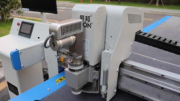 振動(dòng)刀鞋墊裁剪機(jī)，鞋墊切割機(jī)價(jià)格