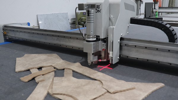 服裝裁剪機(jī)，讓服裝加工變得簡單！